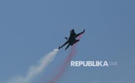 Jet tempur TNI AU melakukan manuver pada peringatan Hari Kemerdekaan ke-80 Republik Indonesia di atas Monas, Jakarta Pusat, Ahad (17/8/2025).