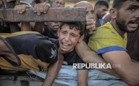 Seorang anak Palestina menangis ketika berdesakan saat antre untuk mendapatkan bantuan makanan di titik distribusi makanan di Kota Gaza, Ahad (20/7/2025) waktu setempat. Dalam 24 jam terakhir, 18 orang meninggal di Gaza karena kelaparan, kata Kementerian Kesehatan Gaza. Sedikitnya 86 orang di Gaza, termasuk 76 anak-anak dan 10 orang dewasa, meninggal dunia akibat kelaparan dan malnutrisi menyusul blokade israel. Saat ini nyaris seluruh warga Gaza telah terdampak kelaparan ekstrem. Program Pangan Dunia mengatakan hampir satu dari tiga orang di Gaza tidak makan selama berhari-hari, dan ribuan orang berada di ambang kelaparan yang parah.