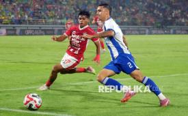Pesepak bola Persib Bandung Eliano Reijnders (kanan). 