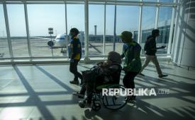 Petugas memberikan pelayanan kepada penumpang setibanya di Bandara Kertajati, Majalengka, Jawa Barat, Ahad (6/9/2026). Dua pesawat udara dari maskapai Garuda Indonesia dengan kode penerbangan GA 961 rute Madinah - CGK dan GA 983 Rute Jeddah- CKG mengalihkan pendaratannya ke Bandara Kertajati akibat erupsi Gunung Anak Krakatau. 