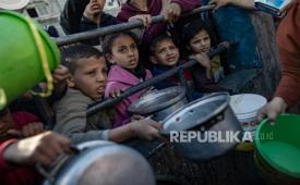 Pengungsi Palestina berkumpul untuk mengumpulkan makanan yang disumbangkan oleh kelompok pemuda di Rafah, di selatan Jalur Gaza, 12 Maret 2024