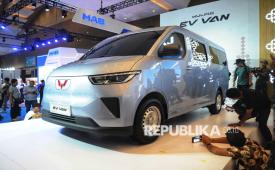 Jurnalis mengambil gambar mobil listrik di salah satu stan pada ajang Periklindo Electric Vehicle Show (PEVS) 2025 di JIExpo Kemayoran, Jakarta, Selasa (29/4/2025). Pameran  kendaraan listrik tersebut di ikuti lebih dari 143 peserta baik dari dalam maupun luar negeri yang membawa berbagai model dan inovasi kendaraan listrik terbaru mulai dari kendaraan roda dua, roda empat, kendaraan niaga, hingga aksesori pendukung kendaraan listrik. Pameran tersebut akan berlangsung selama enam hari hingga 4 Mei 2025 dengan target 40.000 pengunjung.