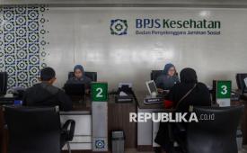 Petugas melayani warga untuk mendapatkan informasi terkait kepesertaan BPJS Kesehatan di Kantor BPJS Kesehatan Cabang Depok, Jawa Barat, Selasa (10/2/2026). Sejumlah warga Depok mendatangi kantor BPJS Kesehatan untuk menanyakan status kepesertaan mereka yang dinyatakan nonaktif. Sebagian warga mengaku terpaksa beralih ke kepesertaan mandiri meskipun dinilai memberatkan. Salah seorang warga, Riana, melakukan perpindahan kepesertaan ke mandiri. Ia memulai proses pengurusan sejak pukul 08.00 WIB, dan saat ini status kepesertaannya telah aktif kembali. Keputusan beralih ke kepesertaan mandiri diambil karena kebutuhan layanan kesehatan yang bersifat rutin, terutama kontrol ke dokter satu kali setiap bulan, sehingga diperlukan kepastian akses layanan kesehatan. Sebelumnya, sebanyak 281.725 peserta Penerima Bantuan Iuran (PBI) BPJS Kesehatan warga Depok dinonaktifkan per 31 Januari 2026. Jumlah tersebut mencakup peserta dari kategori Pekerja Bukan Penerima Upah (PBPU) yang dibiayai Pemerintah Daerah (Pemda) serta PBI Jaminan Kesehatan Nasional (JKN).