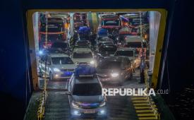Pemilir kendaraan roda empat berjalan keluar dari geladak kapal setibanya di Pelabuhan Merak, Kota Cilegon, Banten, Sabtu (28/3/2026). PT ASDP Indonesia Ferry (Persero) memprediksi pada puncak arus balik libur Lebaran 2026 gelombang kedua terjadi pada 28-29 Maret  dengan volume kendaraan pemilir yang menyeberang dari Pulau Sumatera menuju Pulau Jawa diperkirakan mencapai 25.000 hingga 27.000 unit. 
