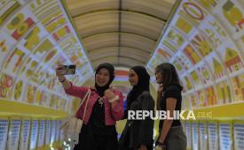 Warga berswafoto kawasan Blok M usai direvitalisasi di Jakarta, Senin (2/6/2025). Biar nggak bingung soal destinasi, berikut lima destinasi wisata seru dan kekinian di area Jakarta yang bisa kamu kunjungi saat long weekend di Jakarta.