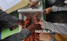 Kader posyandu mengukur tinggi badan anak di Kecamatan Ratu Agung, Kota Bengkulu, Bengkulu, Sabtu (24/2/2024). Ilustrasi