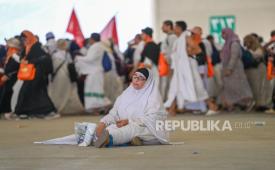 Jamaah haji beristirahat saat pelaksanaan jumrah aqobah di Jamarat, Makkah, Arab Saudi, Ahad (16/6/2024).