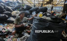 Pekerja memilah sampah plastik di gudang pengepul sampah plastik di kawasan Sindang Jaya, Kabupaten Tangerang, Banten, Jumat (26/6/2026). Pemilahan sampah plastik tersebut dilakukan untuk dijadikan bibit plastik sebelum didaur ulang. Setiap seminggu, mereka mampu memilah sampah plastik hingga 4 ton. Sementara, berdasarkan data Proyeksi Bank Dunia memperkirakan volume sampah plastik di Indonesia mencapai 9,9 hingga 12,4 juta ton per tahun pada 2025.