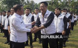 Gubernur Jakarta Pramono Anung (kiri) menyalami anggota Pasukan Putih saat pelepasan di halaman Balai Kota Jakarta, Jakarta, Rabu (29/10/2025).