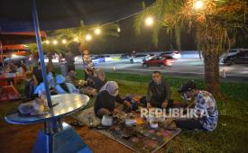 Pemudik menyantap hidangan  berbuka puasa di rest area KM 102 Cipali, Subang, Jawa Barat, Sabtu (6/4/2024).  Pada musim mudik, rest area di sepanjang jalan tol Trans Jawa menjadi tempat favorit pemudik untuk berbuka puasa dan istirahat sejenak. Untuk mengantisipasi kepadatan kendaraan selama masa mudik 2024, para pemudik dihimbau untuk beristirahat maksimal 30 menit rest area.