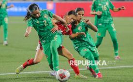 Pesepak bola TimnasPutri U-17 Nafeeza Ayasha Nori (tengah).