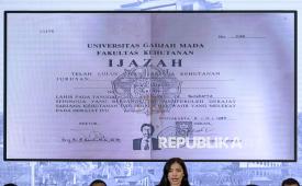 Layar menampilkan ijazah Presiden ke-7 RI Joko Widodo saat konferensi pers tentang hasil penyelidikan pengaduan masyarakat tentang dugaan tindak pidana terkait ijazah Joko Widodo di Bareskrim Mabes Polri, Jakarta, Kamis (22/5/2025). Bareskrim Polri memutuskan menghentikan penyelidikan laporan terkait dugaan kepemilikan ijazah palsu Joko Widodo yang dilayangkan Tim Pembela Ulama dan Aktivis (TPUA) karena tidak menemukan tindak pidana sekaligus memastikan bahwa ijazah SMA dan S1 milik Joko Widodo asli setelah dilakukan pemeriksaan dokumen dan saksi-saksi terkait. 