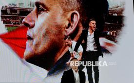 Pelatih Timnas Indonesia John Herdman saat acara perkenalan pelatih baru Timnas Indonesia di Jakarta, Selasa (13/1/2026). PSSI resmi menunjuk John Herdman sebagai pelatih Timnas Indonesia, dengan rekam jejak kepelatihan internasional serta pengalaman membangun fondasi tim nasional dan klub level dunia sebagai upaya meningkatkan daya saing sepak bola Indonesia. 