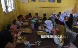 Sejumlah murid SD Negeri 1 Tualang Cut menyantap menu makan bergizi gratis (MBG) di Manyak Payed, Kabupaten Aceh Tamiang, Aceh, Senin (26/1/2026). Sebanyak 324 orang siswa di sekolah tersebut kembali menikmati menu makan bergizi gratis (MBG) yang sempat terhenti akibat bencana banjir bandang. 