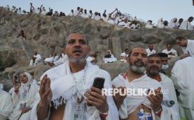 Umat Islam berdoa di Jabal Rahmah jelang wukuf di Arafah, Arab Saudi, Kamis (5/6/2025). Sekitar 1,83 juta muslim dari berbagai penjuru dunia termasuk dari Indonesia yang tahun ini memiliki kuota sebanyak 221.000 jamaah berkumpul di Arafah untuk melaksanakan wukuf yang merupakan rukun haji pada prosesi puncak ibadah haji 1446 H. 