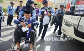 Petugas Penyelenggara Ibadah Haji (PPIH) membantu jamaah calon haji Kloter 1 Jakarta setibanya di Hotel Abrajtabah, Madinah, Arab Saudi, Jumat (2/5/2025). Jamaah calon haji Indonesia gelombang pertama telah tiba di Madinah pada Jumat (2/5/2025) pagi waktu setempat yang berasal dari embarkasi Jakarta Pondok Gede disusul jamaah calon haji dari embarkasi Lombok. 