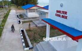 Pengendara motor melintas di depan fasilitas perikanan Kampung Nelayan Merah Putih (KNMP) di Nagari Katapiang, Padang Pariaman, Sumatera Barat, Sabtu (28/2/2026). 