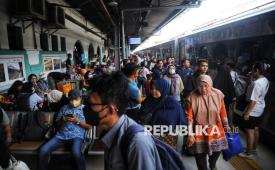 Sejumlah penumpang kereta berjalan keluar setibanya di Stasiun Pasar Senen, Jakarta Pusat, Jumat (4/4/2025).