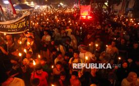 Umat Islam mengikuti pawai obor di Medan, Sumatera Utara, Sabtu (14/2/2026). Pawai obor tersebut dilaksanakan dalam rangka menyambut bulan suci Ramadhan 1447 Hijriah. 