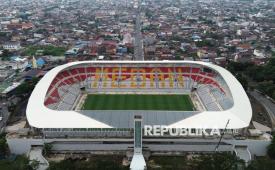 Foto udara pekerja menyelesaikan revitalisasi Stadion Teladan di Medan, Sumatera Utara, Ahad (10/5/2026). Revitalisasi Stadion Teladan ditargetkan selesai pada akhir Mei  dan siap menjadi salah satu stadion untuk piala AFF U-19 pada awal Juni 2026. 