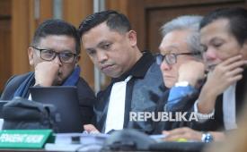 Terdakwa kasus dugaan perintangan penyidikan kasus korupsi Harun Masiku dan pemberian suap Hasto Kristiyanto bersama kuasa hukum menyimak keterangan saksi pada sidang lanjutan di Pengadilan Tipikor, Jakarta, Kamis (17/4/2025). Sidang tersebut beragendakan mendengar keterangan saksi antara lain yakni mantan Ketua Komisi Pemilihan Umum (KPU) Arief Budiman dan mantan anggota KPU Wahyu Setiawan.  Sementara salah satu saksi yaitu mantan Anggota Bawaslu yaitu Agustiani Tio Fridelina tidak hadir dalam persidangan.