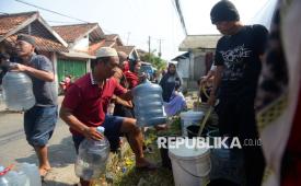 Sejumlah warga mengisi air saat distribusi bantuan air di Desa Neglasari, RT 03/RW 02, Kecamatan Dramaga, Kabupaten Bogor, Jawa Barat, Kamis (16/7/2026). Menurut warga setempat, krisis air telah terjadi sejak pertengahan Mei 2026 lalu akibat kekeringan pada musim kemarau