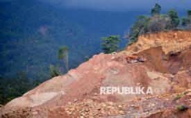 Operator mengoperasikan alat berat di kawasan tambang galian C di Gunung Sarik, Kuranji, Padang, Sumatera Barat, Selasa (30/12/2025). Wahana Lingkungan Hidup Indonesia (WALHI) Sumatera Barat mendesak penghentian permanen seluruh aktivitas pertambangan galian C jenis pasir dan batu (sirtu) di kawasan Gunung Sariak karena dinilai menjadi salah satu faktor utama kerusakan Daerah Aliran Sungai (DAS) Kuranji dan memperbesar risiko bencana ekologis, termasuk banjir bandang di wilayah hilir.  