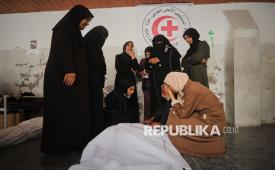 Para pelayat berkumpul di sekitar jenazah warga Palestina yang tewas akibat serangan Israel di Rumah Sakit Al Ahli, Gaza, Sabtu (18/10/2025). Israel melancarkan serangan udara dan artileri menargetkan wilayah di Jalur Gaza dari utara ke selatan ditengah perjanjian gencatan senjata. Sumber-sumber medis melaporkan bahwa lebih dari 40 orang gugur syahid dan puluhan lainnya terluka di seluruh Jalur Gaza Palestina akibat serangan Israel yang menargetkan tenda dan sekolah yang menaungi para pengungsi, serta gedung tempat para jurnalis bekerja.