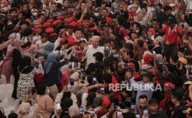 Bakal calon presiden dari PDIP Ganjar Pranowo (tengah) menyapa warga setibanya di GOR Gondrong, Kota Tangerang, Banten, Ahad (28/5/2023).