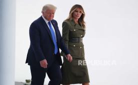 Presiden AS Donald J. Trump dan Ibu Negara AS Melania Trump berangkat setelah Ibu Negara menyampaikan pidatonya pada malam kedua Konvensi Nasional Partai Republik, di Rose Garden di Gedung Putih di Washington, DC, AS, 25 Agustus 2020 (diterbitkan ulang 02 Oktober 2020). Menurut tweet Trump dan istrinya Melania, baik Presiden maupun Ibu Negara dinyatakan positif mengidap virus corona SARS-CoV-2. Penasihat Kepresidenan AS Hope Hicks juga dinyatakan positif terkena virus.