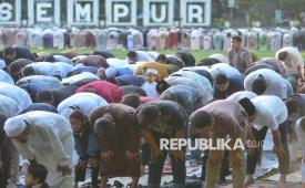 Umat Muslim melaksanakan Sholat (ilustrasi) 