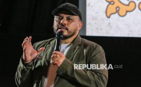 Sutradara Joko Anwar menjawab pertanyaan wartawan saat konferensi pers film Ghost in The Cell di Jakarta, Kamis (9/4/2026). Film horor komedi Ghost in The Cell  mendominasi nominasi Festival Film Indonesia (FFI) 2026 dengan 12 kategori. 
