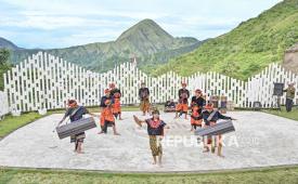 Seniman menampilkan pertunjukkan tari gendang beleq di Mahakala Rinjani, Sembalun Bumbung, Kecamatan Sembalun, Lombok Timur, NTB, Sabtu (27/12/2025). Pertunjukkan yang menampilkan seni tradisi budaya Sasak di destinasi wisata Sembalun tersebut ditampilkan sebagai atraksi wisata bagi para wisatawan pada masa liburan Natal 2025 dan tahun baru 2026. 