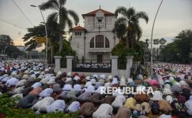 Sejumlah umat Islam menunaikan Sholat Idulfitri 1447 Hijriah di kawasan Jatinegara, Jakarta, Sabtu (21/3/2026). Sholat Idulfitri 1 Syawal 1447 H tersebut dilaksanakan sesuai dengan ketetapan pemerintah pada Sabtu, 21 Maret 2026. Warga Muslim setempat melaksanakan salat di jalanan samping Gereja Koinonia yang didirikan pada 1889 dan menjadi simbol toleransi yang ikonik.