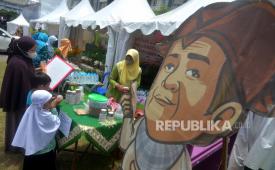Pengunjung berkeliling stand Muhammadiyah Jogja Expo (MJE) 2022 di kampus Universitas Ahmad Dahlan (UAD), Yogyakarta, Kamis (6/10/2022). Gelaran MJE 2022 ini untuk menyongsong Muktamar ke-48 Muhammadiyah di Surakarta. Sebanyak 170 peserta dari UMKM, Perbankan, dan Buku mengikuti expo yang diadakan hingga Ahad (9/10/2022).
