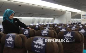 Kru kabin merapikan fasilitas di pesawat Garuda Indonesia yang akan digunakan untuk armada angkutan haji 1446 H/2025 di hanggar GMF Bandara Soekarno Hatta, Tangerang, Banten, Kamis (24/4/2025).Garuda Indonesia menyiapkan 14 pesawat berbadan lebar untuk mengangkut 90.933 jamaah calon haji yang tergabung dalam 246 kelompok terbang (kloter) dari tujuh embarkasi yakni Jakarta, Solo, Medan, Banda Aceh, Makassar, Balikpapan, dan Lombok yang akan mulai diberangkatkan pada Jumat (2/5). 
