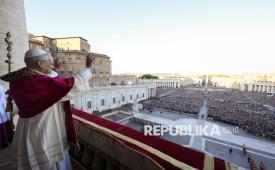 Paus Leo XIV yang baru terpilih melambaikan tangan kepada umat yang berkumpul di Lapangan Santo Petrus, Kamis (8/5/2025). Kardinal Robert Prevost terpilih sebagai Paus pertama dari AS dengan nama Leo XIV pada masa kepausannya. Prevost adalah seorang kardinal kuria berusia 69 tahun, yang dikenal dekat dengan mendiang Paus Fransiskus. Ia terpilih menjadi paus ke-267 Gereja Katolik pada hari kedua konklaf yang berlangsung di Kapel Sistina, Vatikan, Kamis (8/5/2025). Terpilihnya Paus baru ditandai dengan asap putih yang mengepul dari cerobong asap Kapel Sistina sekitar pukul 18.00 waktu setempat (23.00 WIB).