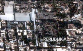 Citra satelit yang dirilis oleh Vantor menunjukkan bangunan-bangunan yang hancur di kompleks kantor Ayatullah Ali Khamenei di Teheran, Iran, Ahad (1/3/2026). 