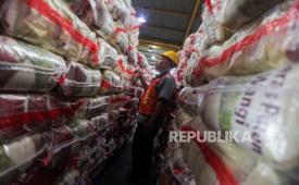 Petugas mengecek beras premium yang siap untuk diedarkan di Gudang RPC PT Food Station, Cipinang, Jakarta, Rabu (21/2/2024). Sebanyak 15.000 ton beras premium berukuran lima kilogram diedarkan untuk mengatasi kelangkaan yang terjadi di gerai ritel modern di Jabodetabek. Distribusi beras premium itu ditargetkan mencapai 300.000-500.000 kilogram per hari yang diharapkan dapat memenuhi kebutuhan konsumsi warga Jabodetabek.