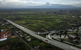 Foto udara kendaraan melintas di Jalan Tol Pejagan-Pemalang, Brebes, Jawa Tengah, Selasa (9/4/2024). Pada H-1 Lebaran 2024, arus mudik di Jalan Tol Trans Jawa itu terpantau lancar seiring dihentikannya skema lalu lintas satu jalur (one way) dari Km 72 Tol Cipali sampai dengan Km 414 Gerbang Tol Kalikangkung. 