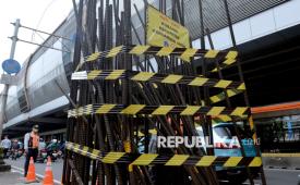 Penampakan tiang monorel yang akan dibongkar Pemprov DKI Jakarta di Jalan H.R. Rasuna Said, Jakarta, Rabu (14/1/2026). Pemprov DKI Jakarta mulai membongkar tiang-tiang monorel untuk penataan Jalan H.R. Rasuna Said sisi timur.