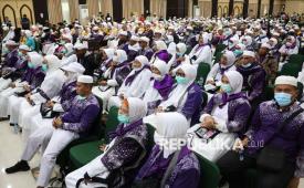 Jamaah haji asal Maluku Utara mengikuti prosesi penerimaan saat tiba di Asrama Haji Makassar, Sulawesi Selatan, Jumat (20/6/2025). Sebanyak 389 jamaah haji dan petugas asal Maluku Utara yang tergabung dalam kelompok terbang (kloter) 13 debarkasi Makassar telah tiba di tanah air usai melaksanakan ibadah haji 1446 H di Arab Saudi dan selanjutnya akan diterbangkan ke Ternate, Maluku Utara pada Sabtu (21/6).