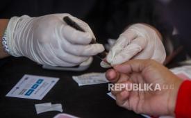 Petugas mengecek kadar glukosa atau gula darah (ilustrasi). Penderita diabates yang menjalankan puasa Ramadhan dengan pola yang benar memberikan dampak positif bagi sistem hormonal.