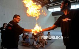 Anak-anak menyaksikan eksperimen sains yang disuguhkan oleh tim STEAM Tech Education di Taman Ismail Marzuki, Jakarta, Selasa (16/6/2026). Pertunjukan sains ini mengusung konsep pembelajaran yang menyenangkan dan interaktif, sehingga anak-anak dapat belajar serta mengeksplorasi berbagai percobaan sains tanpa suasana formal seperti di bangku sekolah. Kegiatan tersebut bertujuan mengedukasi serta menumbuhkan rasa ingin tahu terhadap ilmu pengetahuan, serta menunjukkan bahwa sains dapat dipelajari dengan cara yang menarik dan menyenangkan.