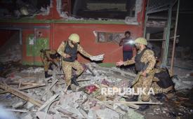 Tentara memeriksa bangunan yang rusak akibat serangan rudal India yang diduga terjadi di dekat Muzaffarabad, ibu kota Kashmir yang dikuasai Pakistan, Rabu (7/5/2025). India melancarkan sejumlah serangan udara ke wilayah Pakistan dan wilayah Kashmir yang dikuasai Pakistan. Sejumlah bangunan termasuk dua masjid di Pakistan rusak akibat serangan India. Delapan warga Pakistan meninggal dunia akibat serangan itu. Kementerian Pertahanan India mengatakan serangan tersebut menyerang infrastruktur kelompok bersenjata. Namun Menteri Pertahanan Pakistan Khawaja Muhammad Asif, mengatakan kepada Geo bahwa semua target yang menjadi sasaran India adalah fasilitas sipil.