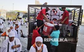 Petugas memasukkan koper jamaah haji Indonesia ke dalam truk di hotel Meezab, Makkah, Arab Saudi, Rabu (11/6/2025). Jamaah haji Indonesia gelombang pertama akan dipulangkan ke tanah air pada Kamis (12/6) sebanyak 7.528 orang yang tergabung dalam 19 kloter. 