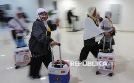 Jamaah calon haji kloter pertama embarkasi Banten tiba di Bandara Soekarno Hatta, Tangerang, Banten, Rabu (22/4/2026). Sebanyak 391 jamaah kloter pertama dari embarkasi Banten secara resmi dilepas oleh Menteri Haji dan Umroh M Irfan Yusuf didampingin oleh Wakil Ketua DPR RI Sufmi Dasco untuk diberangkatkan ke Tanah Suci Mekah.