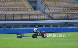 Petugas melakukan perawatan rumput di Stadion Gelora Bandung Lautan Api (GBLA) yang menjadi calon venue Piala Dunia U-20 2023, Kota Bandung, Jawa Barat, Jumat (24/3/2023). 