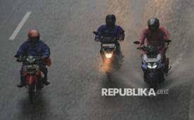 Pengendara melintas di Jalan Sudirman saat hujan di Jakarta, Senin (28/7/2025). Air hujan yang terkontaminasi mikroplastik dapat menyebabkan gangguan kesehatan.