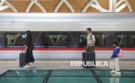 Penumpang kereta cepat Whoosh berjalan untuk memasuki gerbong di Stasiun KCIC Halim, Jakarta, Rabu (18/3/2026). 